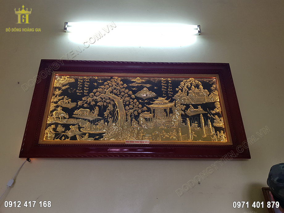 Vật phẩm thường được gia chủ chọn treo trong kh&ocirc;ng gian ph&ograve;ng kh&aacute;ch, gi&uacute;p mang lại vẻ đẹp sang trọng cho kh&ocirc;ng gian
